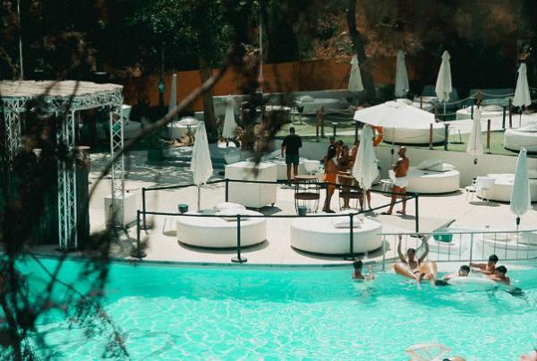 Isla Pool Club