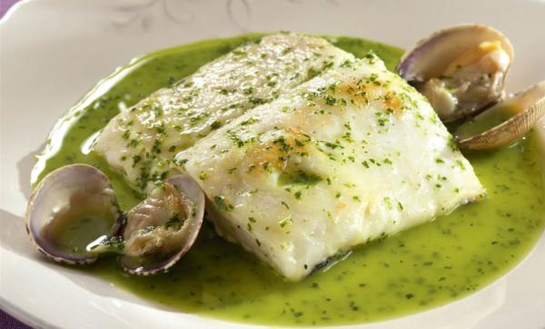 Qué se come en Navidad en España - Merluza koskera o merluza en salsa verde, el sabor de la costa vasca