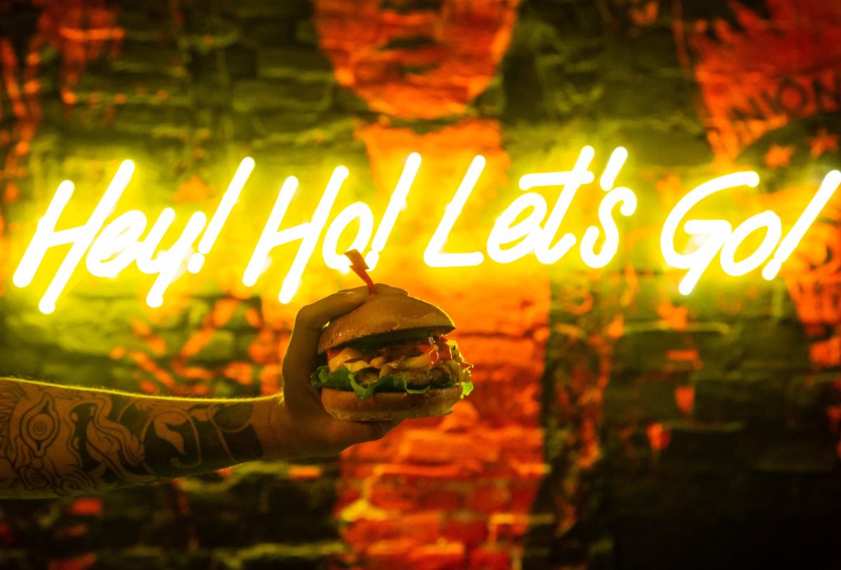 Indómita, Burger Social Club